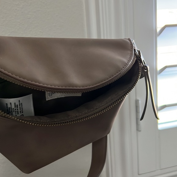 Universal Thread Fanny Pack - Picture 3 of 3